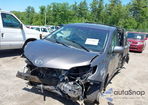 2017 Toyota Sienna Le 7 Passenger z USA, uszkodzony, nr VIN 5TDJZ3DC9HS166879